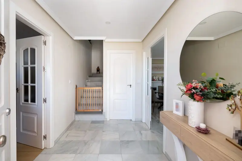 Chalet con Encanto: 4 Dormitorios, Piscina y Jardín
