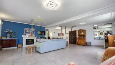 Chalet en Venta Torrelaguna con Piscina y Pista de Padel