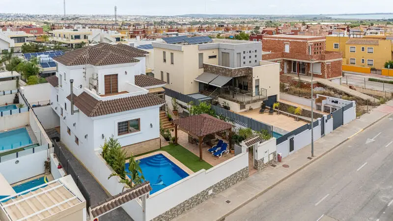 Villa 4 Cuartos Los Montesinos Espa	cio Confort Estilo Mediterr	neo