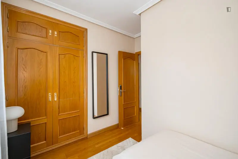 Coliving Madrid: Habitacion Amueblada con Facturas Incluidas