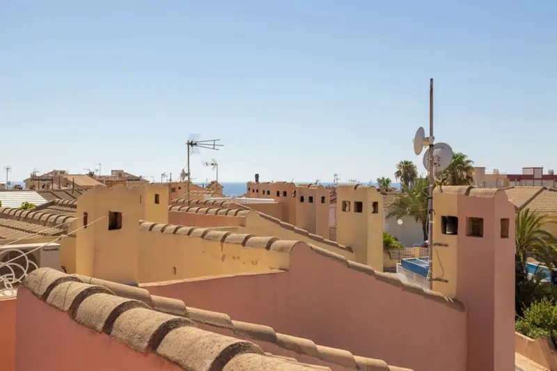 Chalet Renovado en El Molino Torrevieja con 2 Patios y Azotea