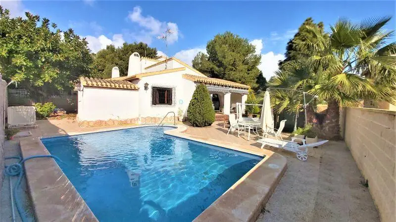 Villa de Lujo en Punta Prima 4 Dormitorios 3 Banos Piscina