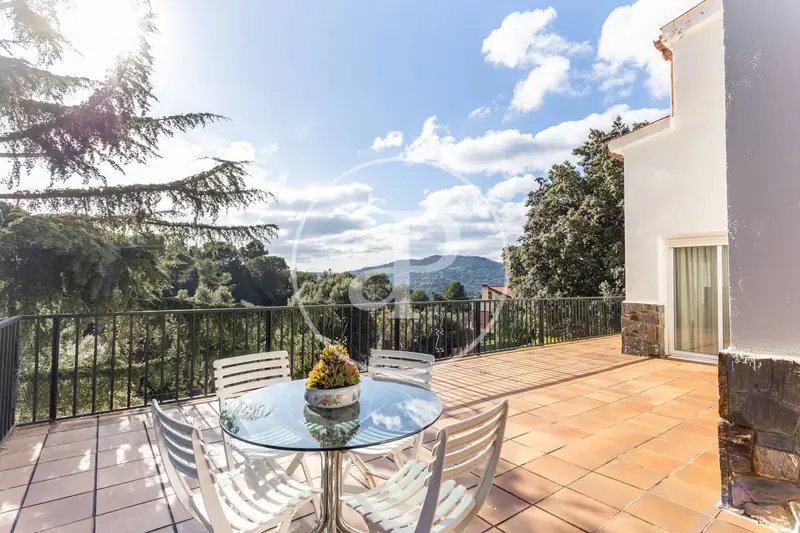 Chalet en Matadepera con Vistas, Piscina y Jardín