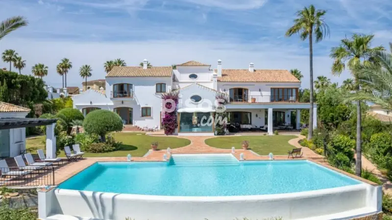 Chalet de Lujo en Sotogrande Alto con Vistas al Mar y Campo de Golf