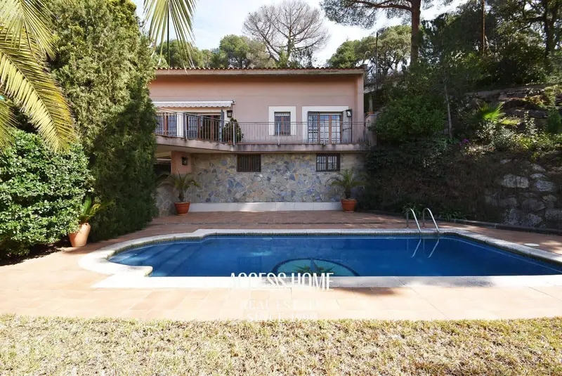 Chalet en Venta Mataro Barcelona con Vistas al Mar y Piscina