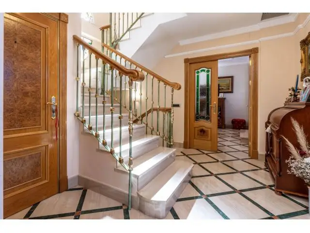Casa de Lujo en Granada: 4 Plantas, Piscina y Patio Andaluz