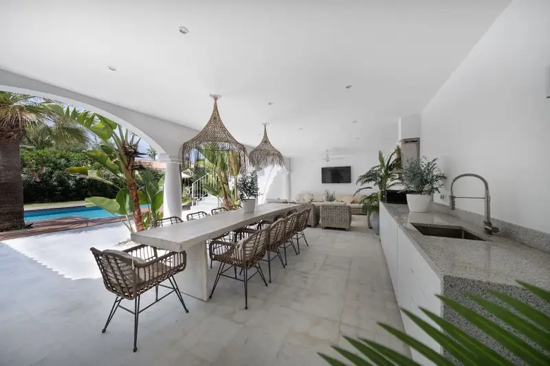 Chalet en Venta en Marbella: Villa Familiar con Piscina Privada