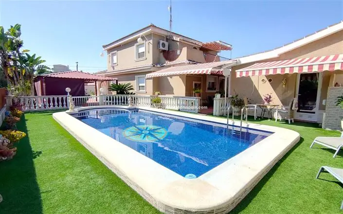 Villa 5 Dormitorios en Venta El Oasis
