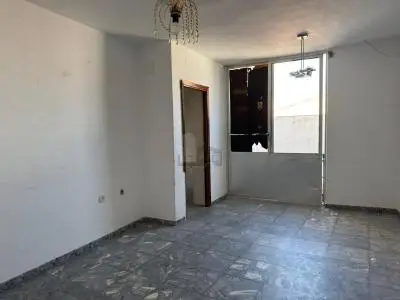Chalet en Los Santos de Maimona con local y seis habitaciones