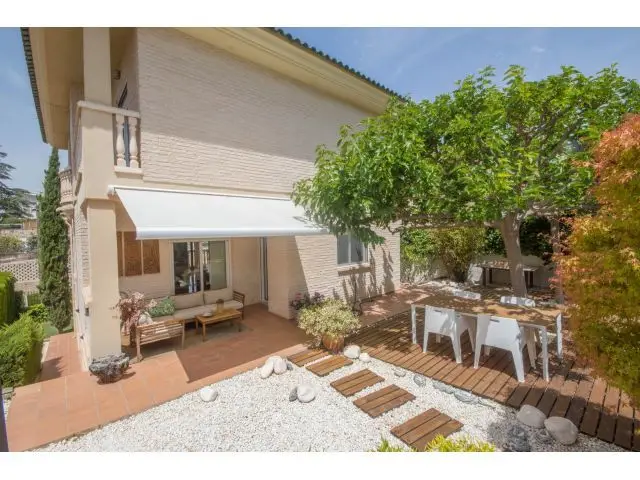 Chalet en Loma Bada con Piscina Comunitaria