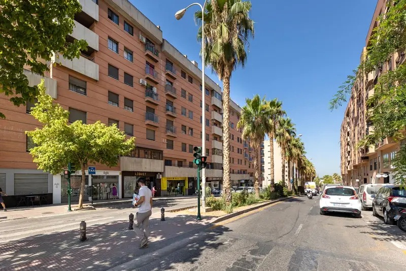 Apartamento en venta en Granada ciudad: 2 dormitorios, piscina y garaje
