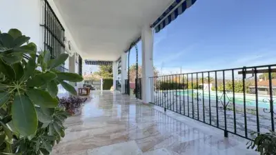 Chalet en venta con piscina y terraza en Lucena