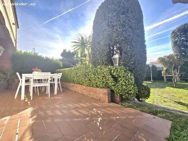 Casa Esquinera con Jardin y Vistas al Mar en El Masnou
