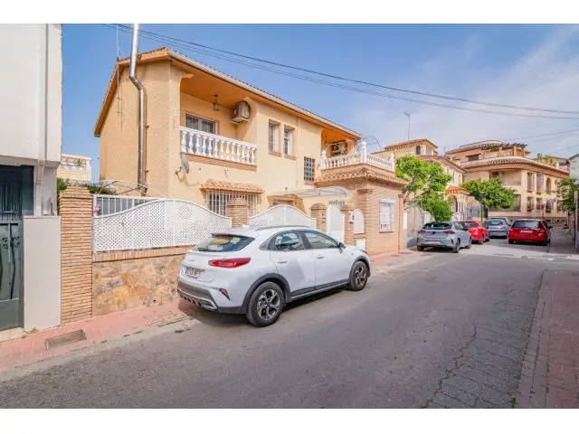 Chalet en Venta en Ogíjares Granada Casa Independiente Amplia Luminosa Jardin