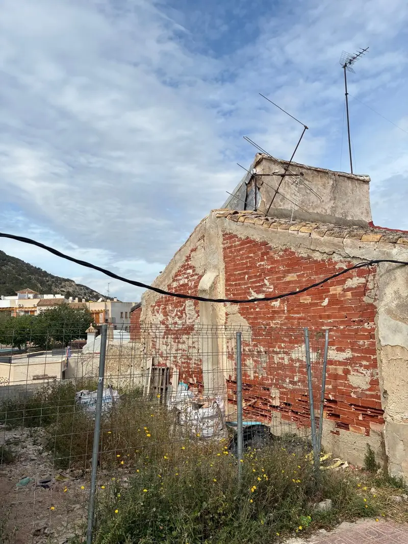 Solar de 3 habitaciones en Hurchillo Orihuela para reformar