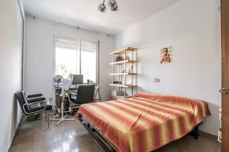 Dormitorio Doble Luminoso Cerca de Mestre Planas Sabadell