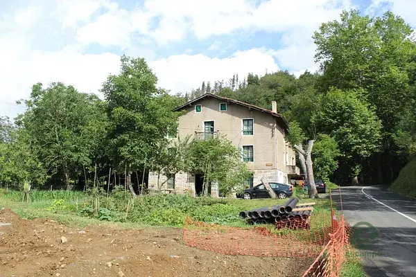 Caserío 725m2 en Zizurkil con Terrenos Rústicos e Industriales