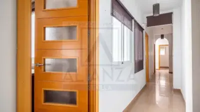 Casa Adosada con Local Comercial en Camas
