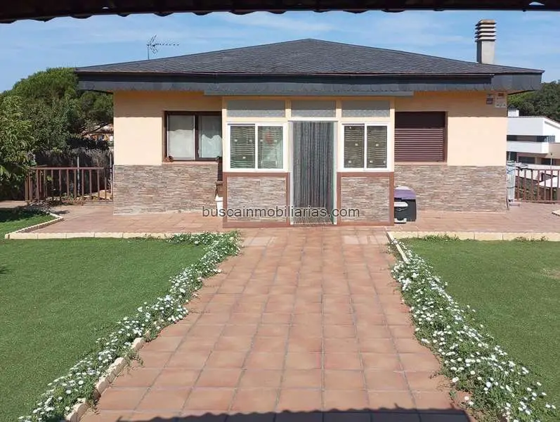 Chalet con dos viviendas independientes en La Goba