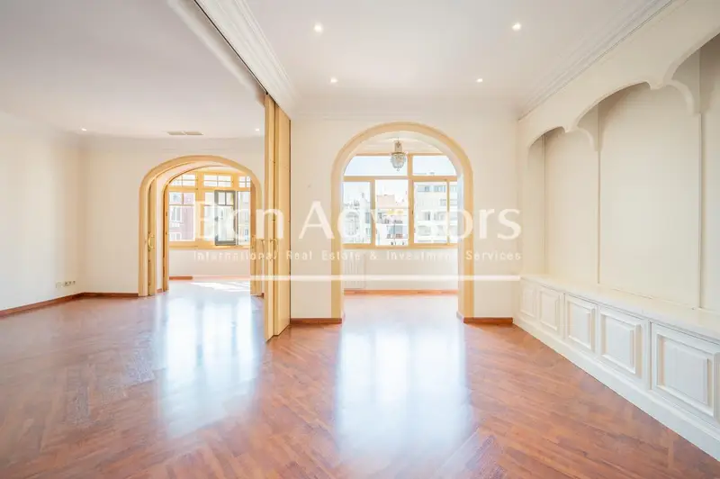 Amplio piso alto y luminoso a reformar cerca de Paseo de Gracia