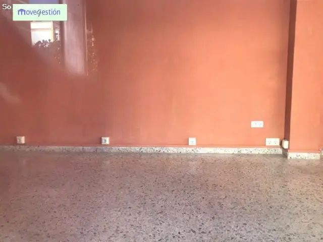 Local en Avenida de Espa
ha 50m2 Tres Escaparates