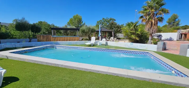 Chalet en Ontinyent con 2 Viviendas Independientes y Piscina