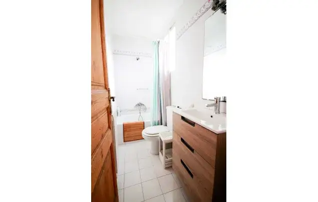 Habitacion amueblada en piso compartido en Eixample Barcelona