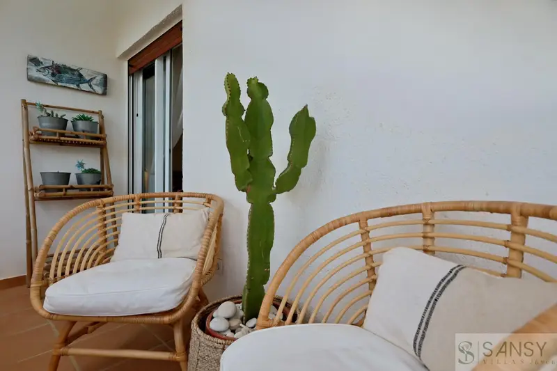 Apartamento en Jávea con Piscina y Terraza Cerca de Cala Blanca