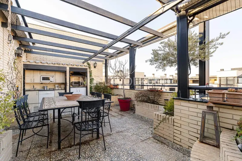 Ático en Fuenlabrada con Terraza y Piscina