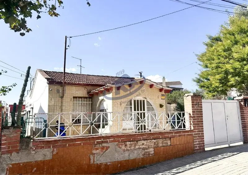 Casa en Can Llobet a Reformar con Jardín 232m²