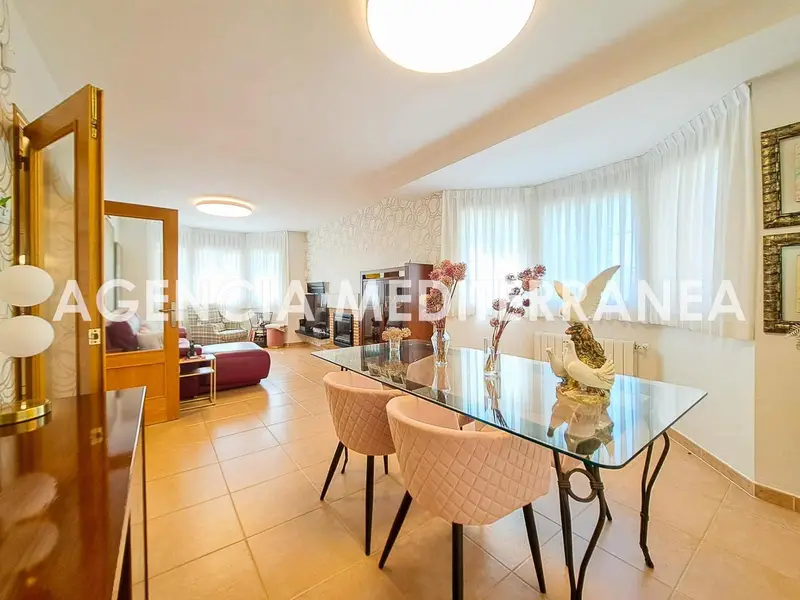 Chalet en venta en La Pobla de Vallbona con piscina y garaje