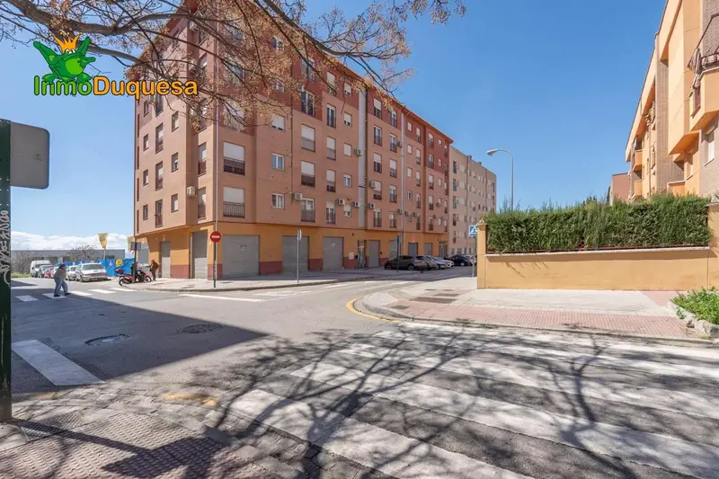 Piso en venta en La Chana Granada con terraza de 28m2