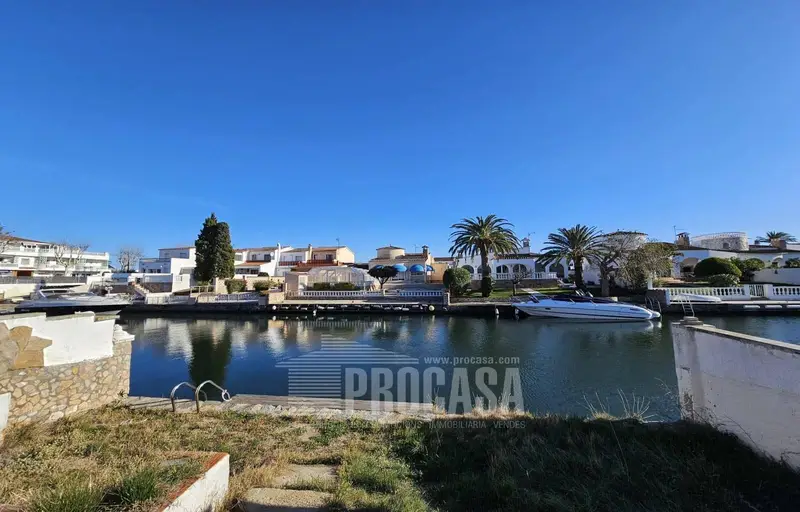 Chalet en Venta Empuriabrava a Reformar con Amarre