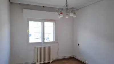 Piso en venta necesita reforma integral con trastero