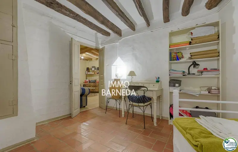 Chalet en venta en Peralada Girona 6 habitaciones 3 plantas