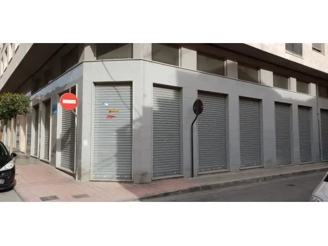 Locales Comerciales Nuevos en Excelente Zona