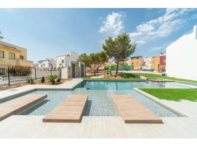 Apartamentos en Los Balcones Torrevieja con Vistas a la Laguna Rosa