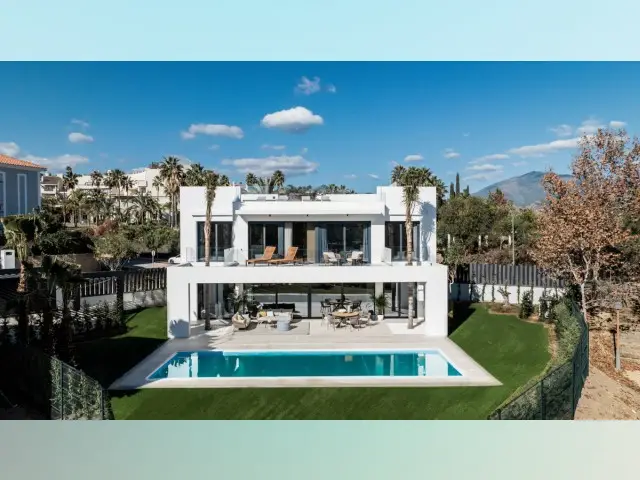 Casa-Villa de 4 Dormitorios en venta Estepona, España