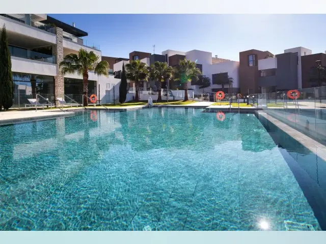 Piso de 3 Dormitorios en venta Cabopino, España