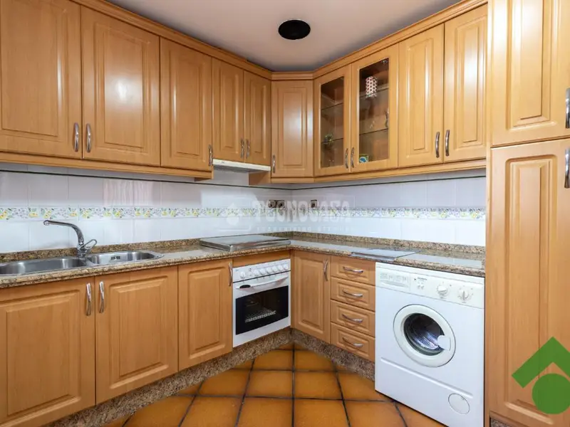 Casa en Venta en Pulianas: Luminosa con Vistas a Sierra Nevada