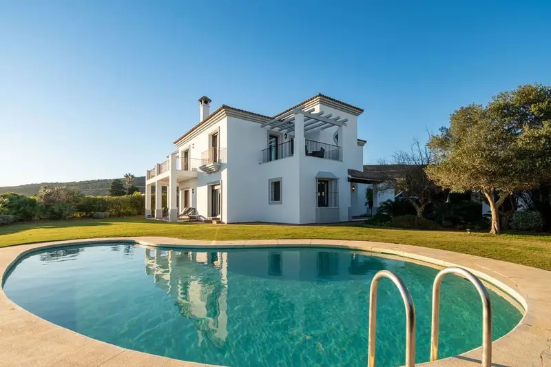 Chalet en Sotogrande con Vistas al Mar y Piscina Privada