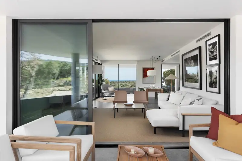 Apartamento de Lujo en Sotogrande con Amplia Terraza y Acceso a Spa