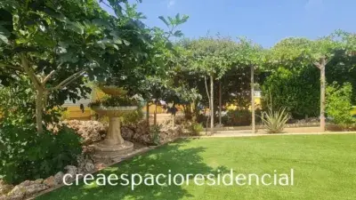 Chalet en Plant	ío con Piscina y Jardín