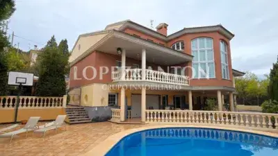 Chalet de Lujo en Benaguasil con Piscina y Jardín