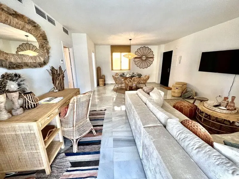 Apartamento en alquiler Estepona Parque Central 3 dormitorios terraza vistas al mar