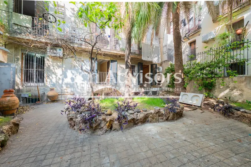 Piso con Jardin en el Gotico a Reformar