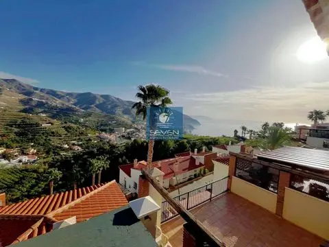 Casa Adosada en Almuñécar con Vistas al Mar y Piscina