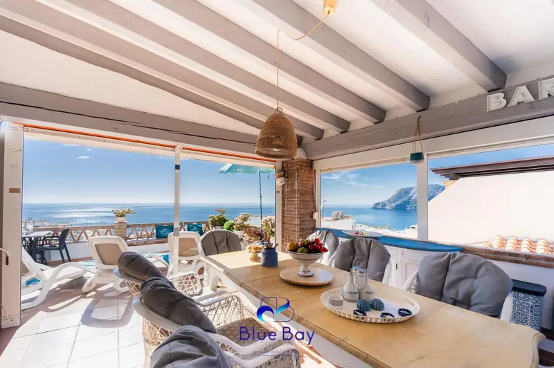 Casa Adosada en La Herradura con Piscina Climatizada y Vistas al Mar
