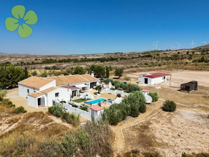 Villa de Lujo con 4 Dormitorios, Piscina y Anexo - Ideal Familias