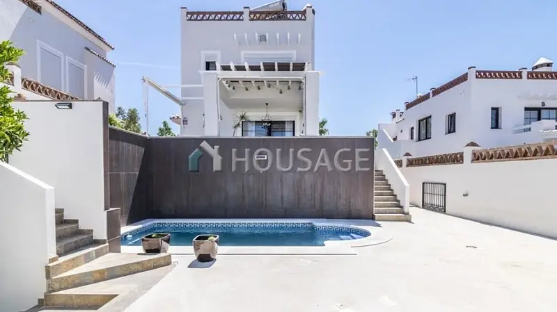 Villa en Venta en Estepona 5 Dormitorios Piscina y Gimnasio